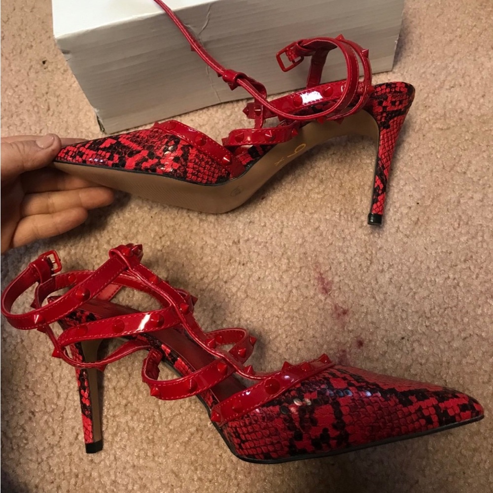 Mix no 6 womens 8.5 red snakeskin heels